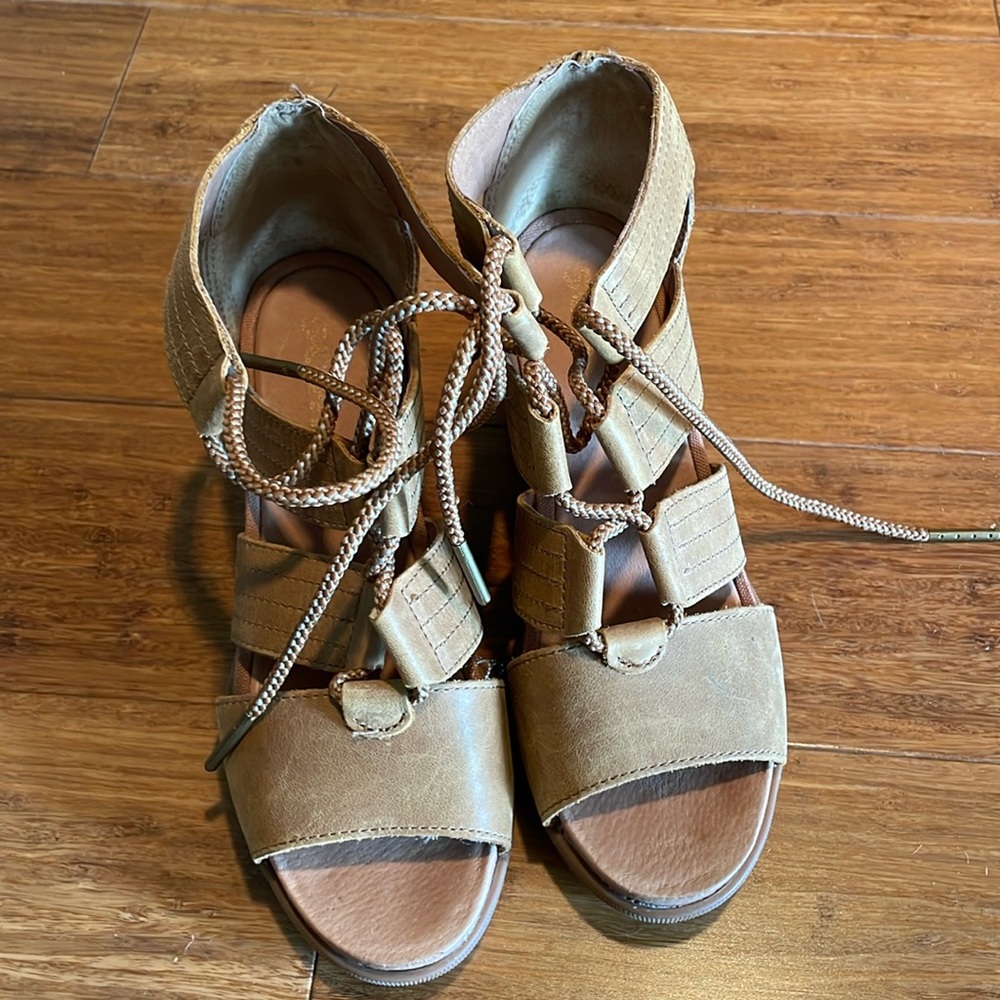 BARELY worn Sorel Wedges